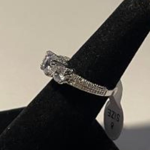 Anniversary CZ Fashion Ring SZ 8 NEW - Picture 2 of 2